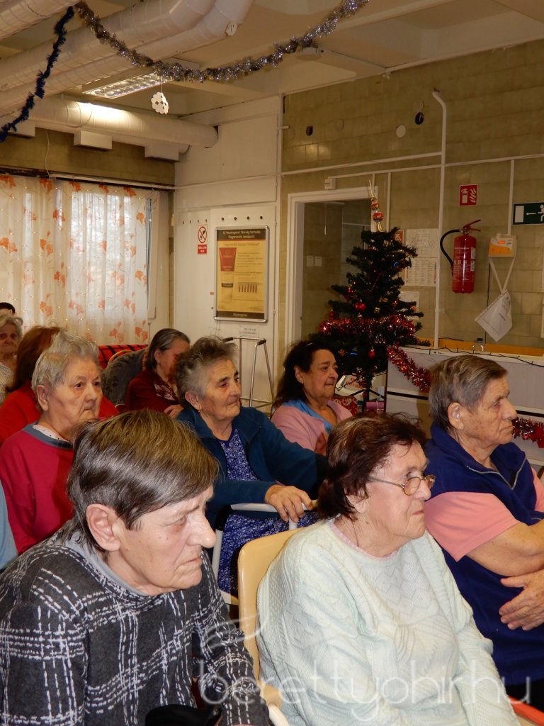 Karácsonyi ünnepség a Krónikus osztályon 10